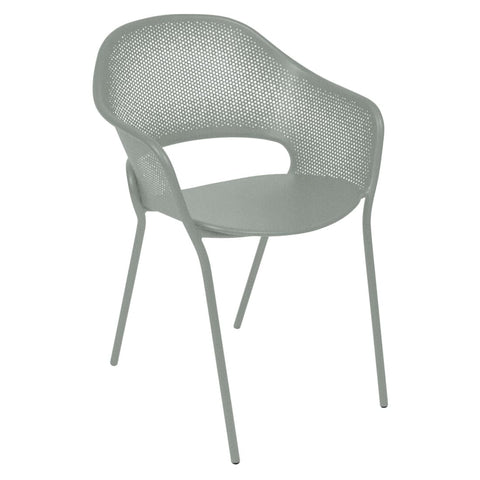 Silla con reposabrazos KATE de la marca FERMOB en Rincón del Mueble RDM Madrid España